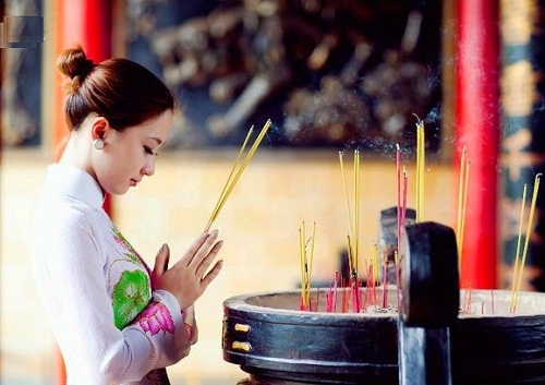Tại sao thắp hương cúng lễ vào ngày 1 và 15 hàng tháng