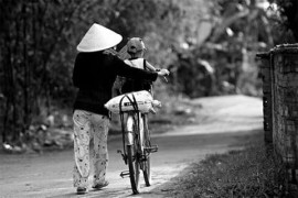 KHI MẸ CÒN SỐNG, ANH EM TA LÀ MỘT GIA ĐÌNH, KHI MẸ QUA ĐỜI, CHÚNG TA CHỈ CÒN LÀ NGƯỜI THÂN