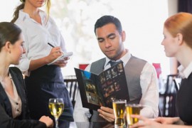 MUỐN BIẾT MỘT NGƯỜI CÓ TU DƯỠNG HAY KHÔNG, HÃY XEM CÁCH HỌ THỂ HIỆN TRÊN BÀN ĂN